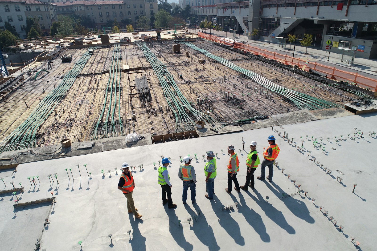 Tim proyek di lokasi konstruksi beton