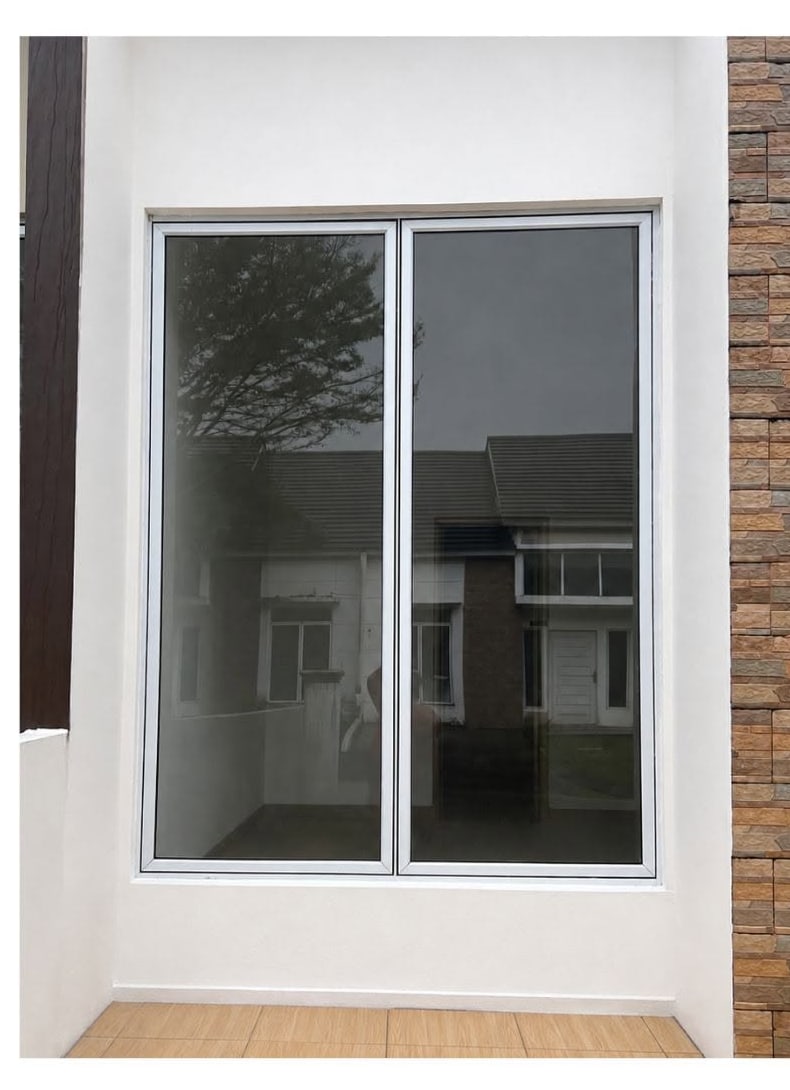 Jendela aluminium dua daun pada rumah di Batam