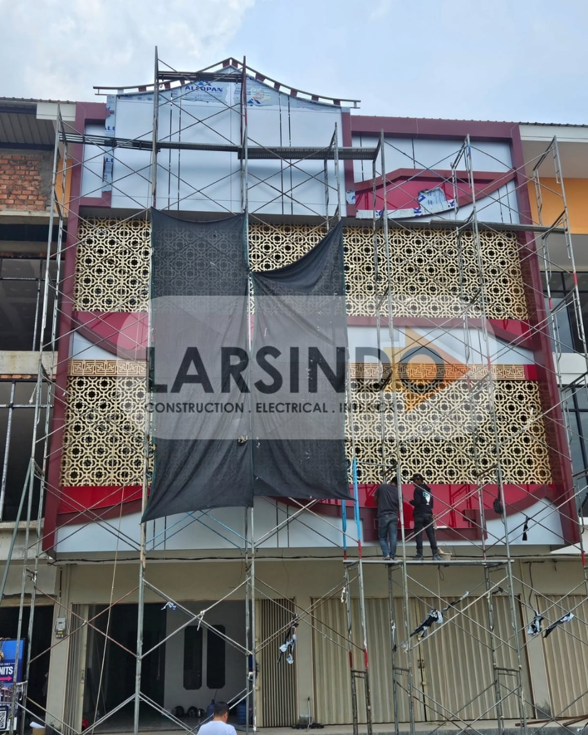 Fasad dengan panel dekoratif