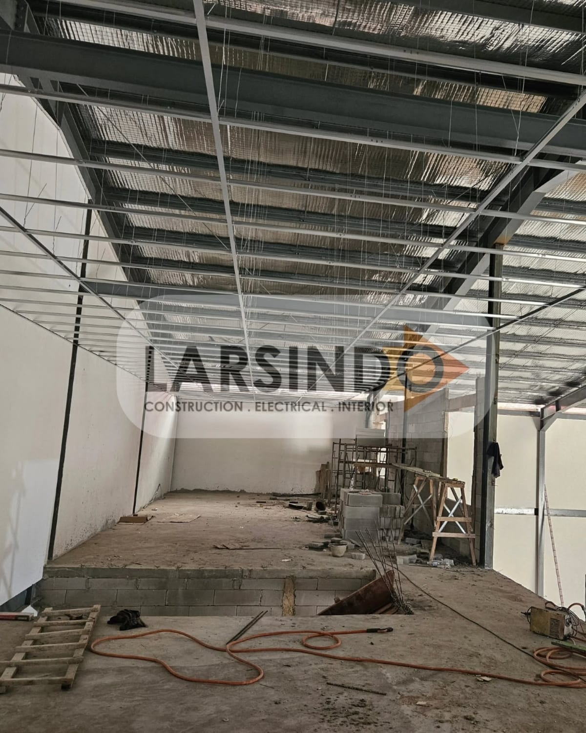 Struktur gudang dengan rangka baja