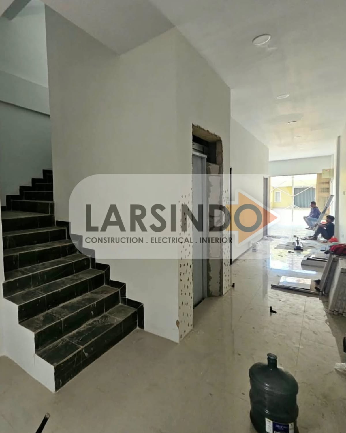 Tangga dan koridor interior bangunan yang sudah selesai