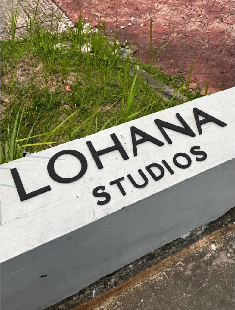 Papan tanda huruf timbul LOHANA Studios hasil pengerjaan CNC