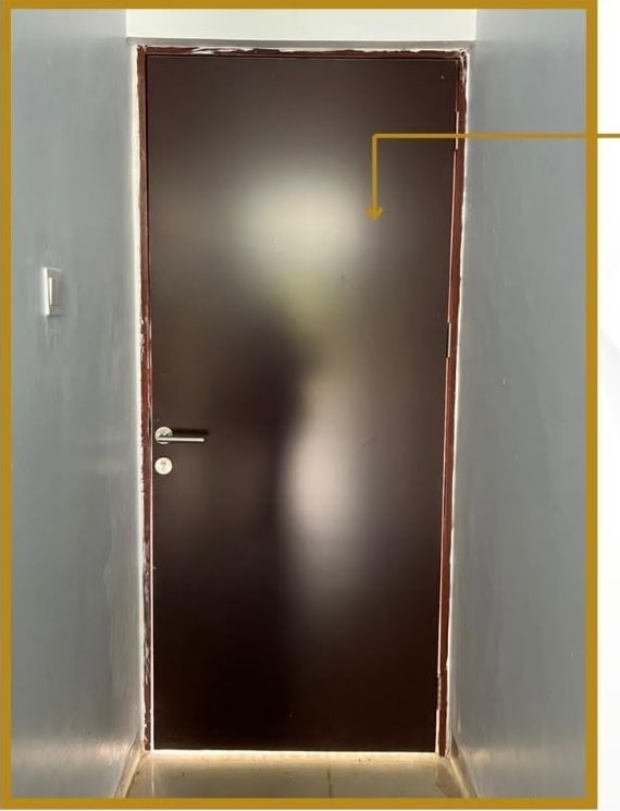 Pintu aluminium dengan lapisan ACP