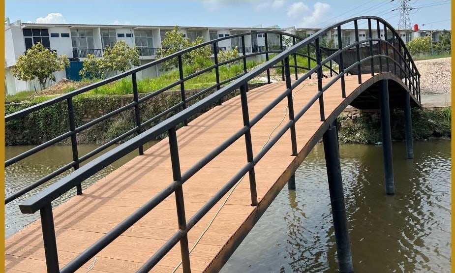 Dek WPC pada jembatan pejalan kaki Bucepark Social Space