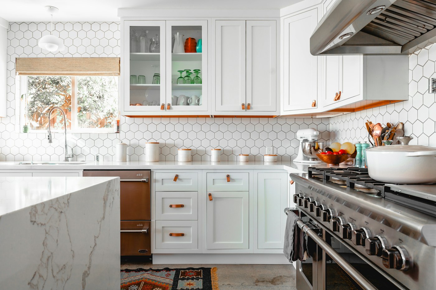 Dapur dengan kabinet dapur dan peralatan masak